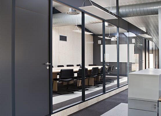 cloison-hoyez-H7-amenagement-bureaux-transparente-salle-de-reunion-ossature-noire-design-moderne-1